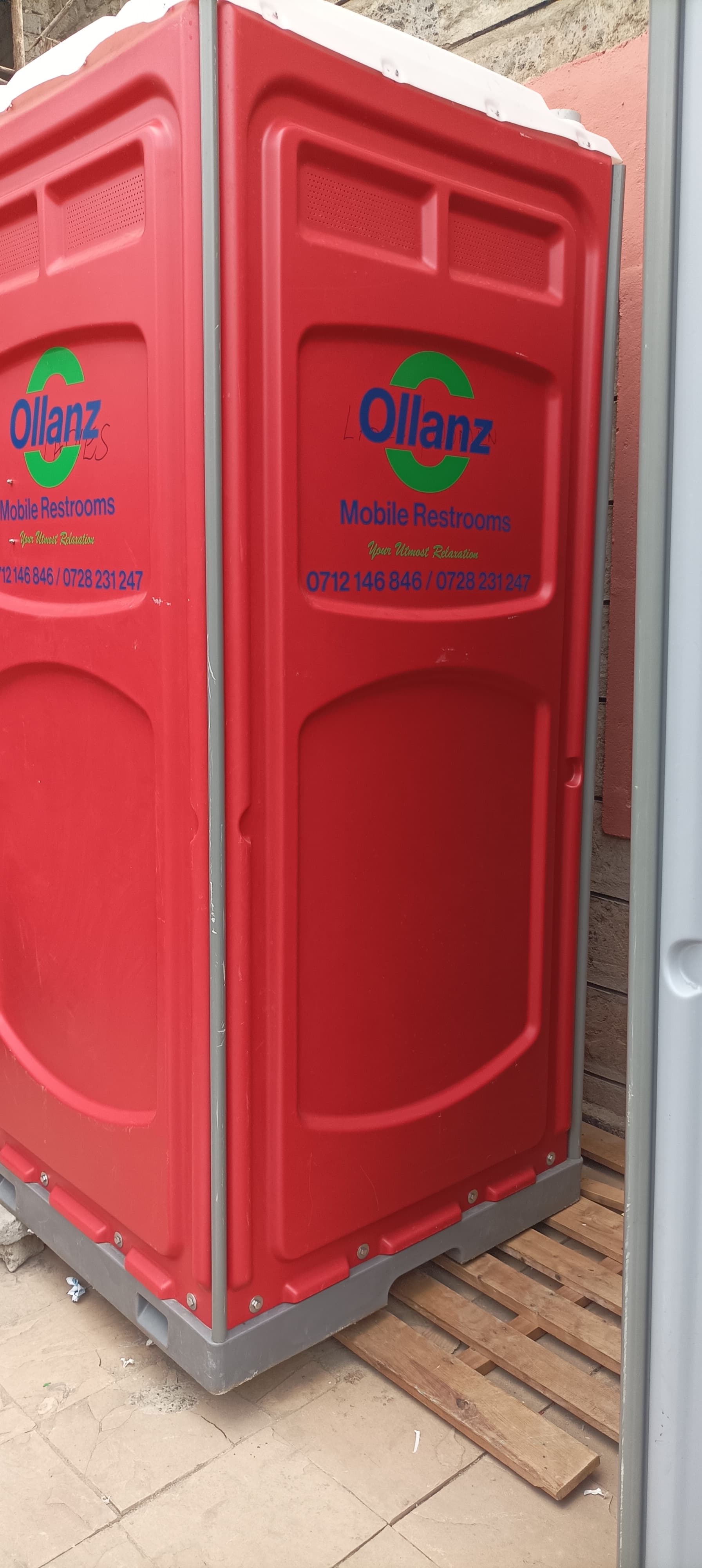 Ollanz mobile restroom unit
